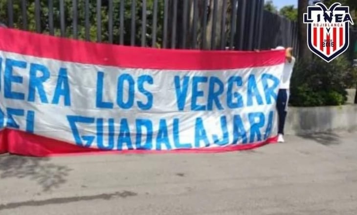 Chivas: Aficionados cuelgan manta en contra de la directiva con la frase 'Fuera los Vergara del Guadalajara'