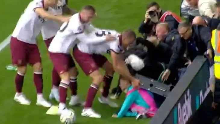 ¡Vaya susto! Jugador de West Ham salva a niño de ser aplastado por valla publicitaria