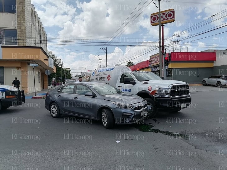 Conductor ignora alto y se ensarta contra pipa de gas