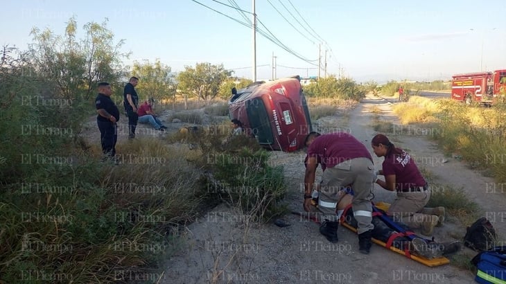 Vehículo vuelca y deja a integrante de Monclova Show gravemente herido en Frontera