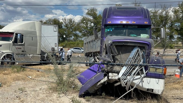 Aparatoso accidente entre tráileres deja una persona lesionada