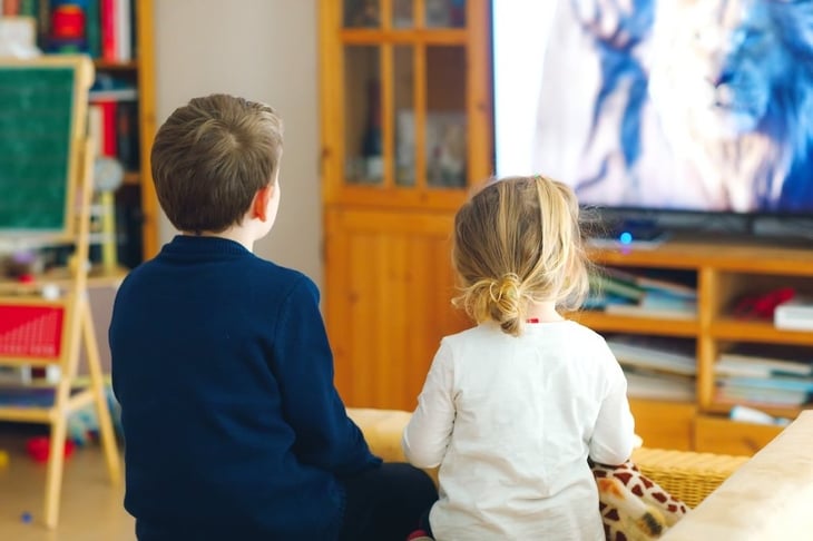 Los niños ahora ven menos anuncios de comida chatarra en televisión