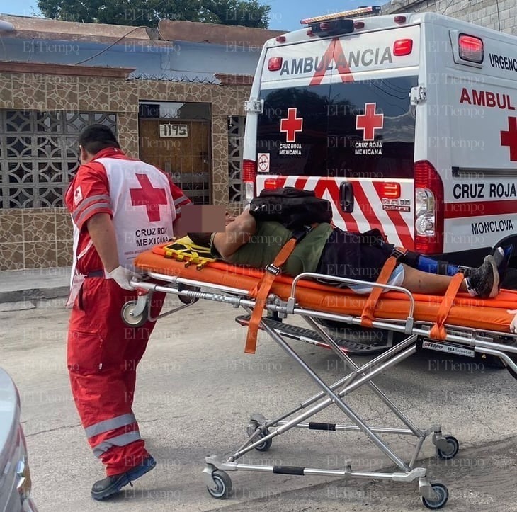 Vendedor de periódicos termina en urgencias tras caer de su bicicleta