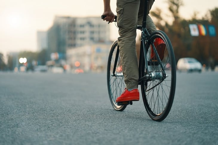 Las leyes de 'alto rodando' para ciclistas son seguras, sugiere un estudio