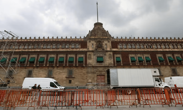 Último informe de Gobierno de AMLO: Instalan vallas metálicas en Palacio Nacional