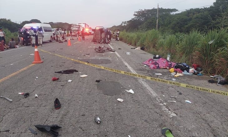 Automóvil arrolla a caravana de migrantes en Oaxaca; hay al menos 2 muertos