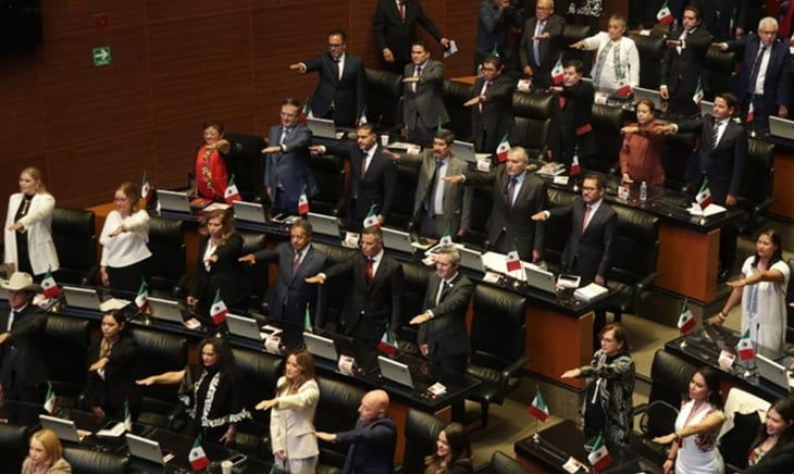 Rinden protesta diputados y senadores