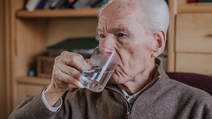 La reivindicación de una 'medicina' olvidada en adultos mayores: el agua