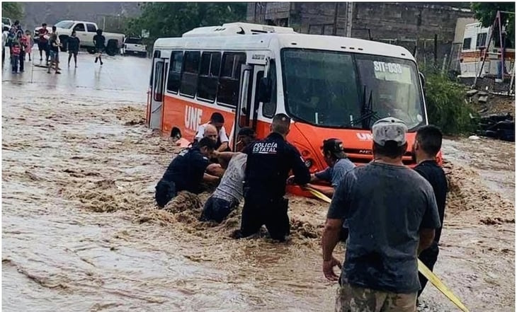 Con cadena humana, rescatan a más de 20 pasajeros de camión varado en arroyo de Sonora