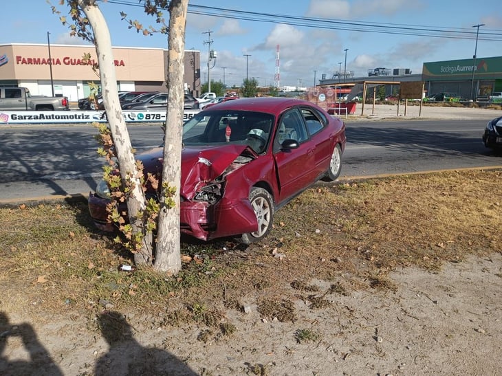 Mujer se queda sin frenos y choca con árbol