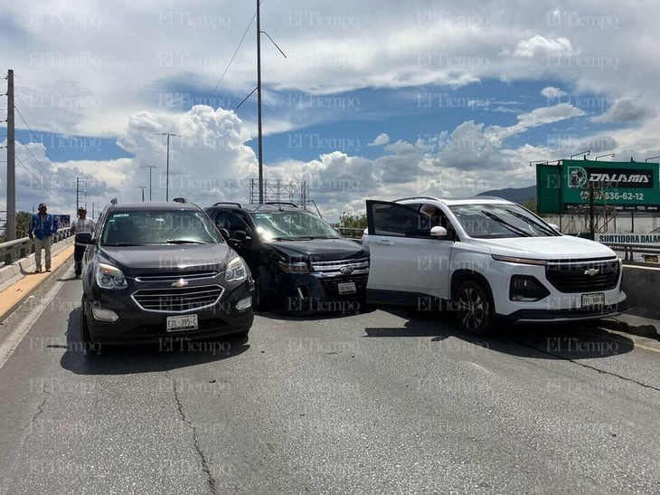 Carambola de cinco vehículos en el puente de AHMSA causa caos vial