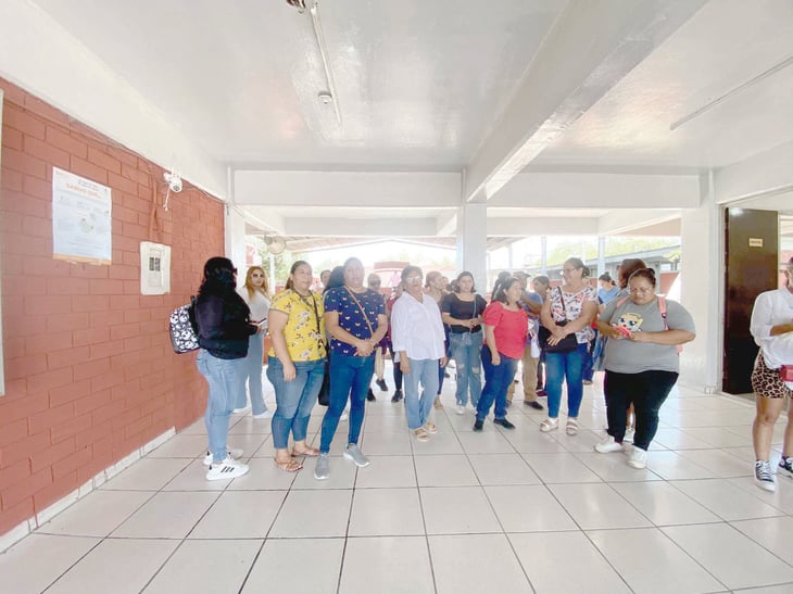 Padres se quejan y exigen luz en la Secundaria 76 