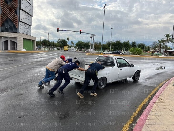 Bomberos rescatan a grupo de albañiles atrapados en el tráfico