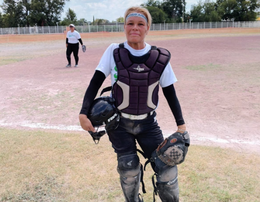 Elizabeth a sus 50 años es seleccionada para torneo de sóftbol nacional y suplica apoyo 