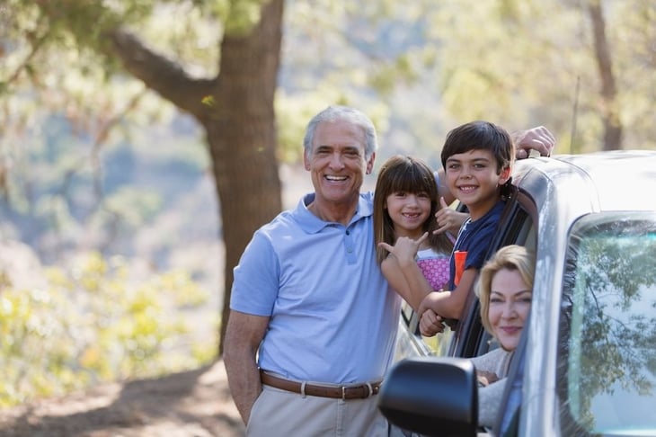 ¿Viajas con un ser querido con Alzheimer este fin de semana largo? Los expertos tienen consejos