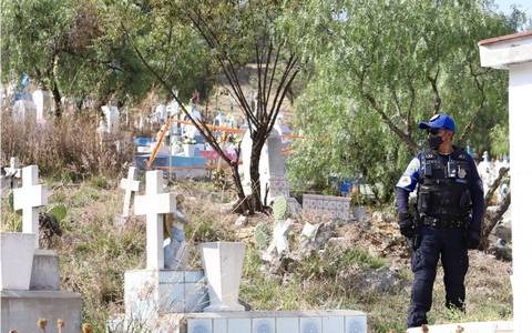 Presunto ladrón cae dentro de tumba intentando hurtar objetos