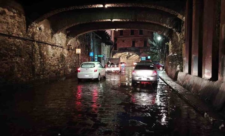 Tromba azota Guanajuato; arrastra vehículos con personas a bordo