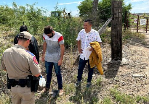 Arrestan a migrantes de Brasil y de India en el condado de Maverick