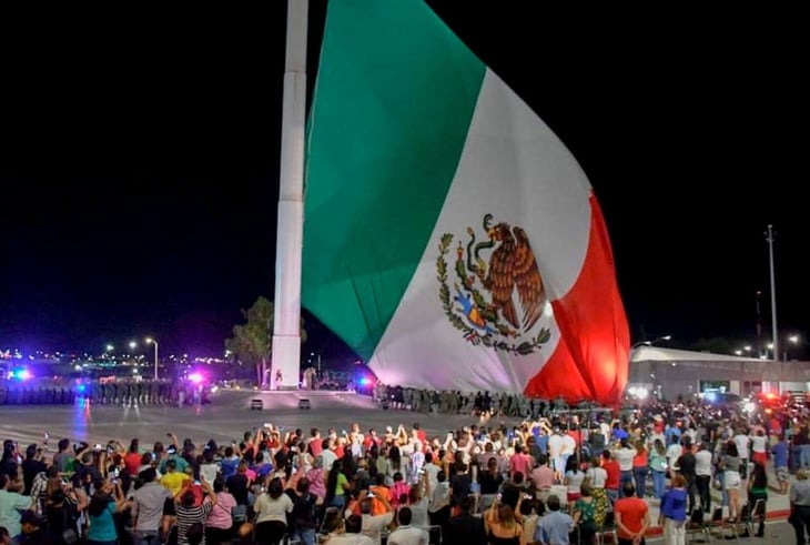 Bandera monumental y luces: Un espectáculo de orgullo nacional