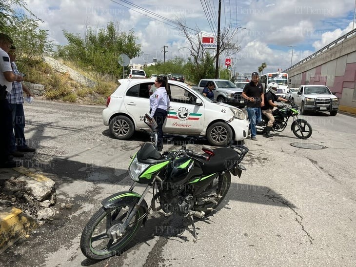 Taxista ignora señal de alto y derriba a motociclistas en la colonia Guadalupe