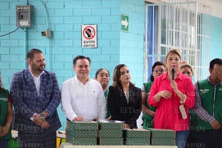 Con impulso educativo reciben uniformes alumnos del Ejido 8 de enero