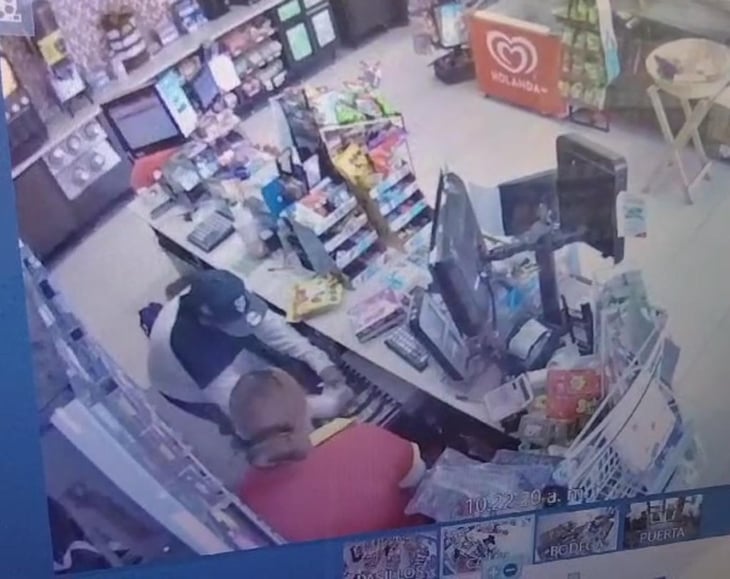 Delincuente armado con cuchillo asalta tienda Oxxo en la colonia Guerrero