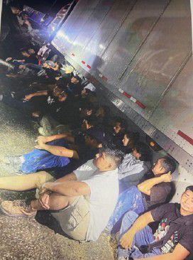 Agentes de Texas aseguran a ilegales atrapados en la caja de un tráiler