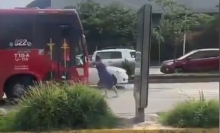 VIDEO: Mujer intenta detener a autobús que atropelló a su perrito