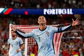 Cristiano Ronaldo se convirtió en el primer jugador en llegar a los 900 goles oficiales: su conmovedor festejo