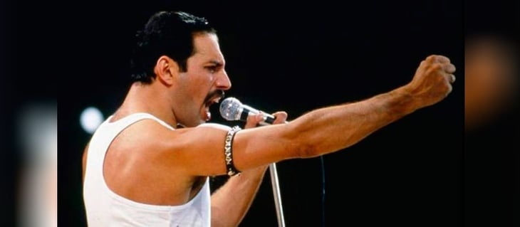 Hoy recordamos a un ícono inmortal del rock: Freddie Mercury