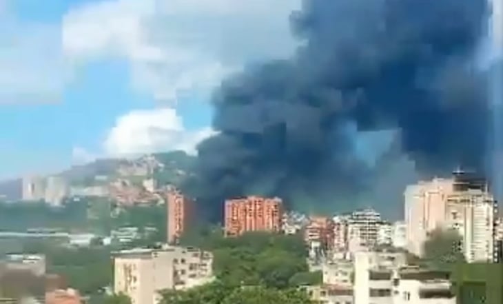 VIDEO: Se registra fuerte incendio en bodega en Caracas