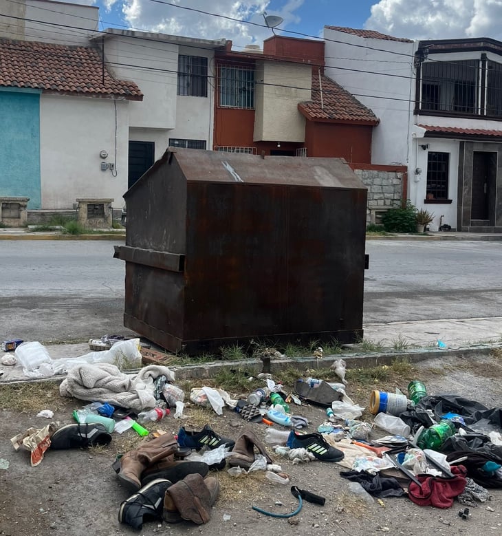 Ciudadanos tiran la basura fuera de los contenedores y botes