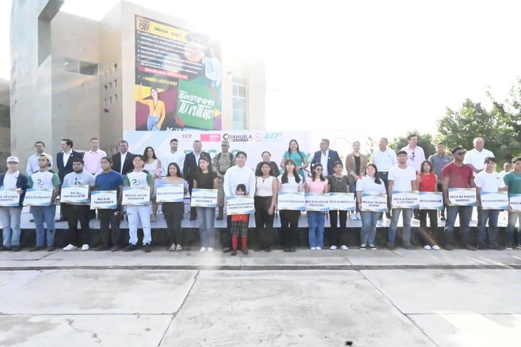 Estudiantes reciben becas al iniciar el cuatrimestre en la UTNC