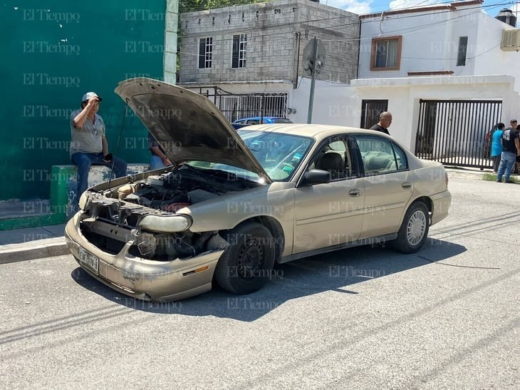 Conductor ignora alto y causa choque en la colonia Carlos Salinas de Gortari