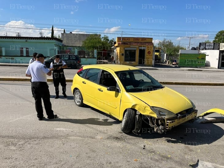 Grupo de amanecidos provocan choque contra auto estacionado en la Hipódromo