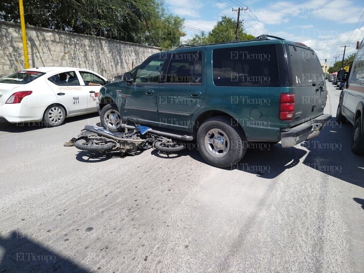 Moto se estrella contra camioneta y termina pareja con lesiones