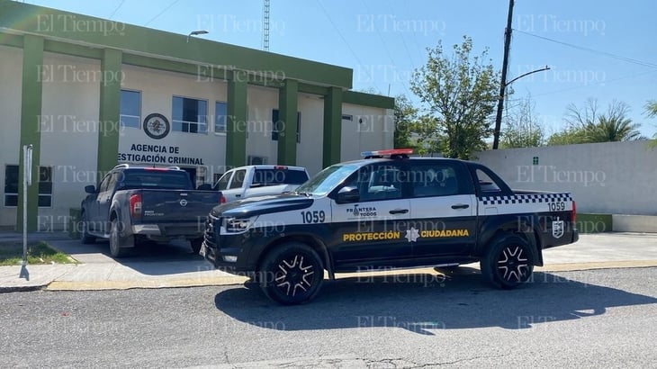 Joven en silla de ruedas daña patrulla municipal