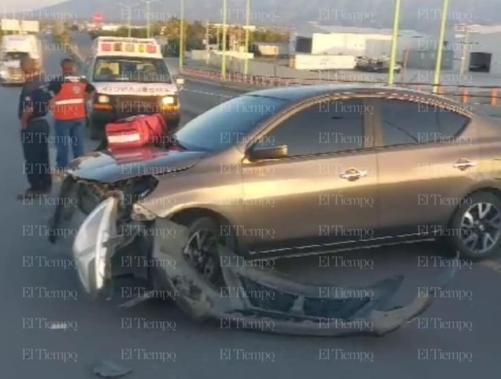 Auto queda destrozado tras chocar en puente