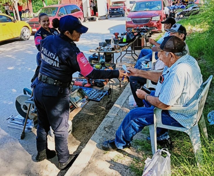 Autoridades municipales apoyan a vendedores del tianguis de la ciudad