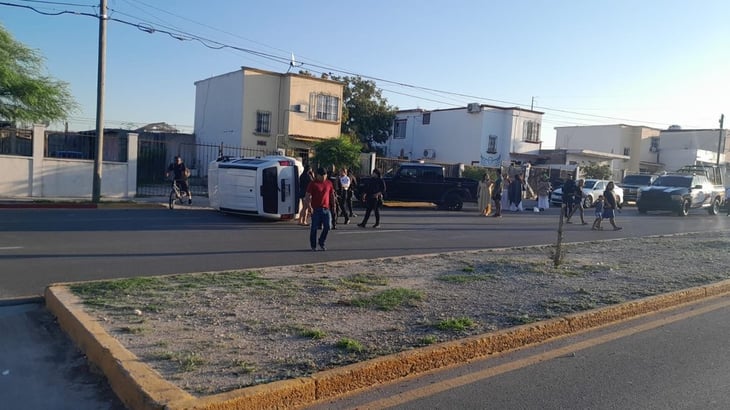 Mujer dormita al volante, choca y posteriormente vuelca en la colonia año 2000