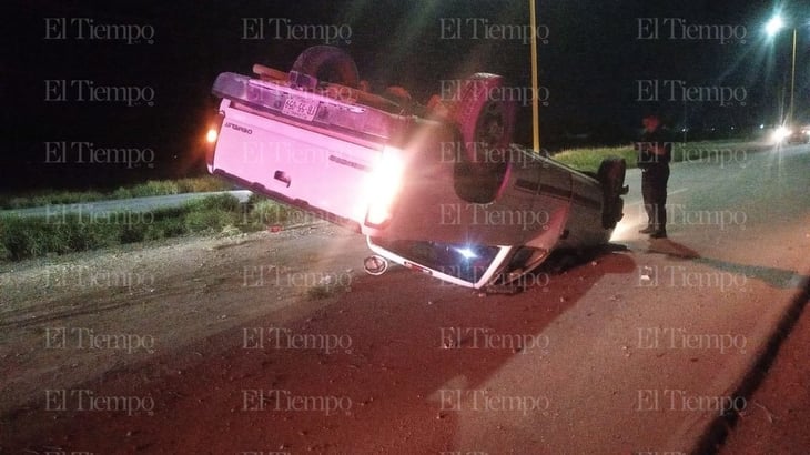 Dos heridos en aparatosa volcadura en carretera 30