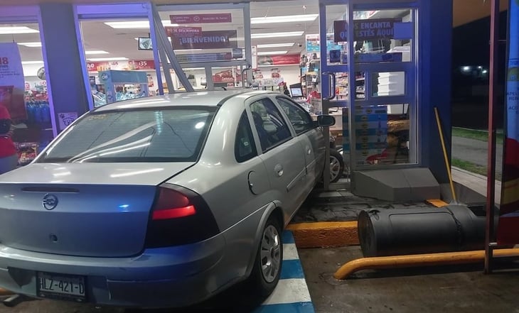 Mujer estaciona su auto dentro de una tienda en Tulancingo