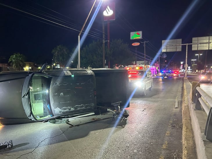 Camioneta vuelca en el bulevar Pape y moviliza a cuerpos de rescate