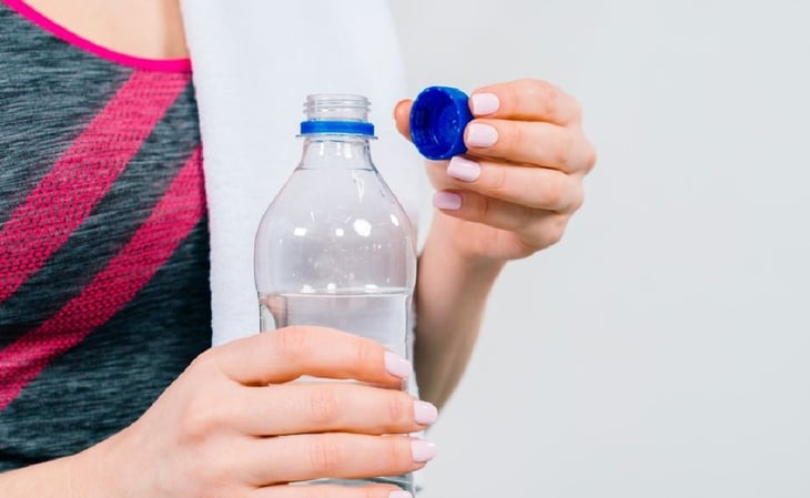 Beber agua de botellas de plástico aumenta riesgo de diabetes tipo II