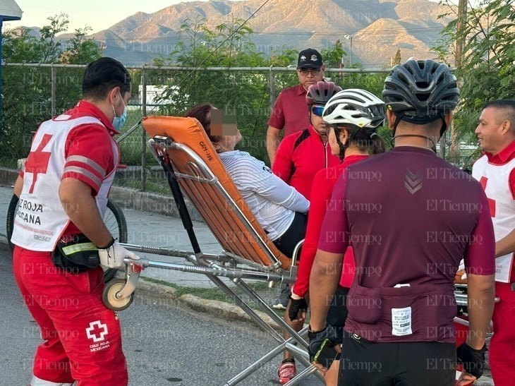 Ciclista sufre aparatosa caída en la colonia Obrera Sur de Monclova