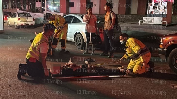 Dos adolescentes lesionados tras estrellar motocicleta contra camioneta 