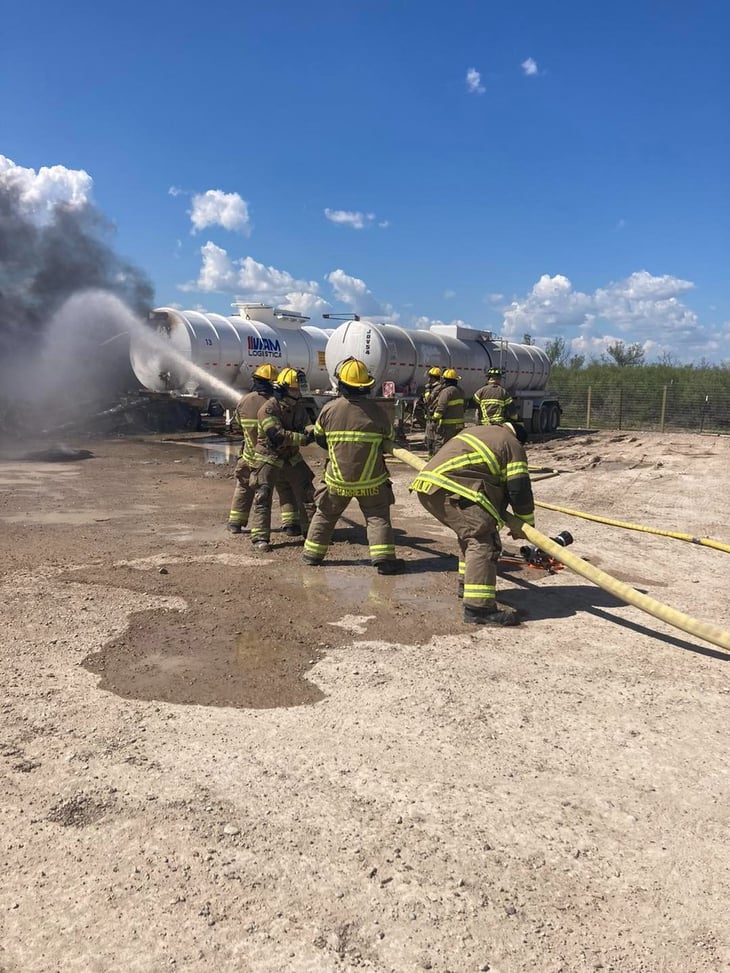 Se incendian pipas de diésel estacionadas en Eagle Pass