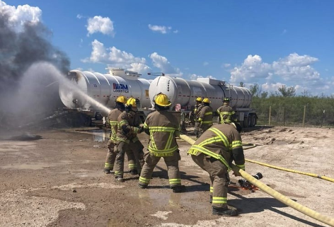 Se incendian pipas de diésel estacionadas en Eagle Pass