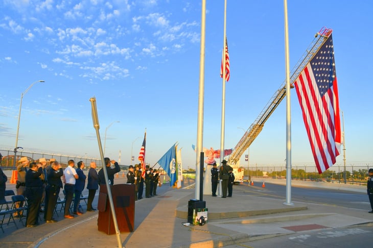 Ceremonia en 	Puente II para  recordar a las víctimas del 9/11