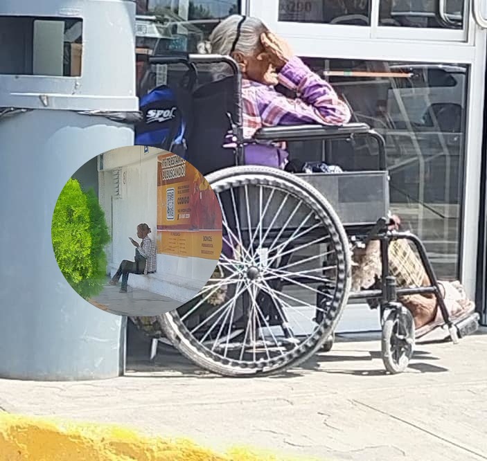 Abuelita pide dinero bajo rayos del sol mientras su hija la espera en la sombra 